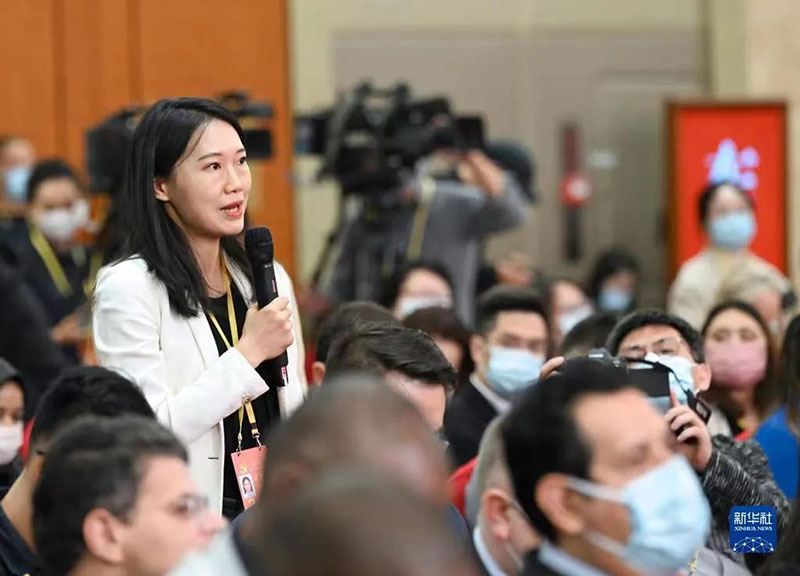 記者使用鐵三角話筒的場景2