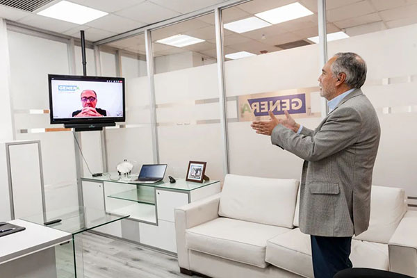 GENERA首席執行官在辦公室使用BOSE VB1開會的場景照 GENERA首席執行官在辦公室使用BOSE VB1開會的場景照